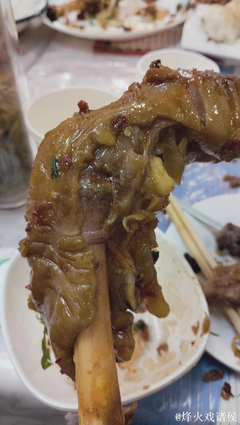 亚当斯社媒晒照:今天战斧劈扣,赛后奖励自己吃中餐羊肉串 亚当斯社媒晒照:今天战斧劈扣,赛后奖励自己吃中餐羊肉串